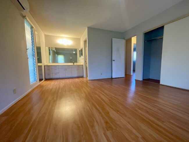 Building Photo - Spacious & Desirable 4/2/2 Single Family H...