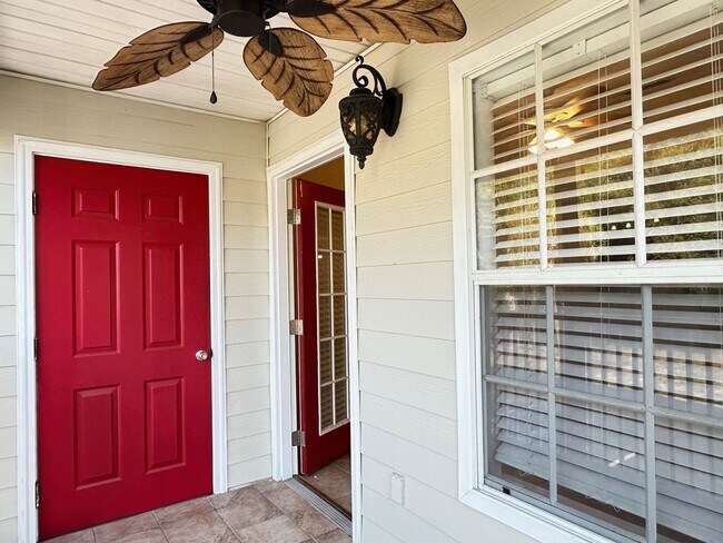 Building Photo - 1 Bed/1 Bath Condo. You'll Love This Commu...
