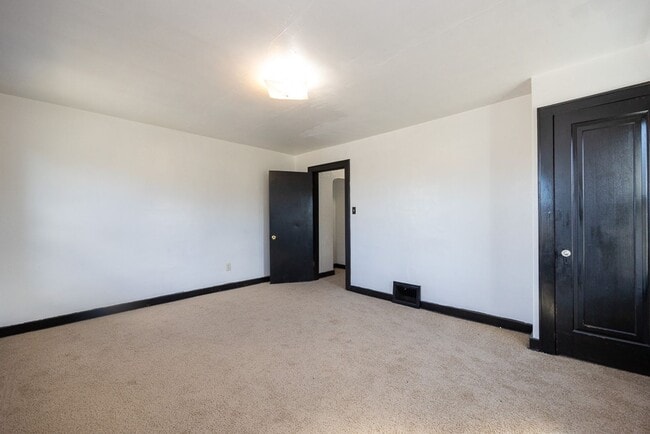 Building Photo - Trail St 223-225 W