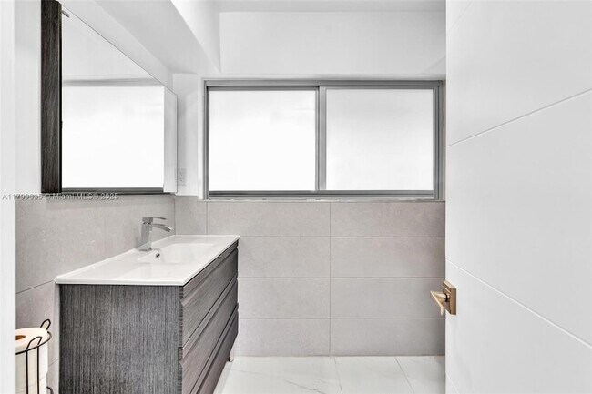 Building Photo - 9257 Bay Dr