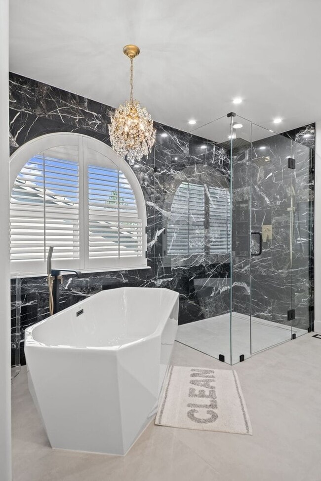 Building Photo - 2062 Hyacinth Rd