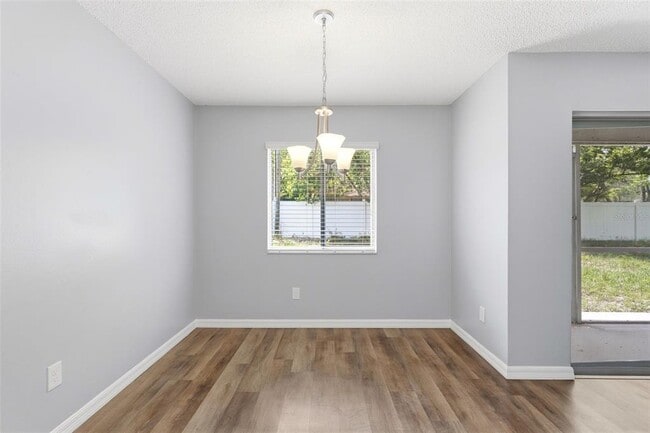 Building Photo - 10 N Fairfax Ave