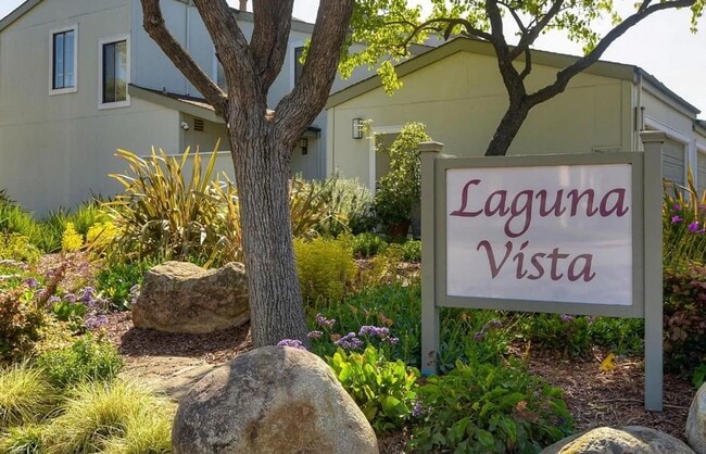 Building Photo - Spacious & bright 3 bedroom 2 bath home in...