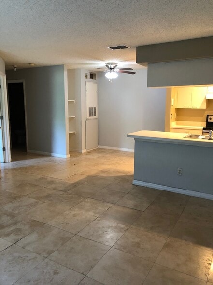 Building Photo - 2550 N Alafaya Trl