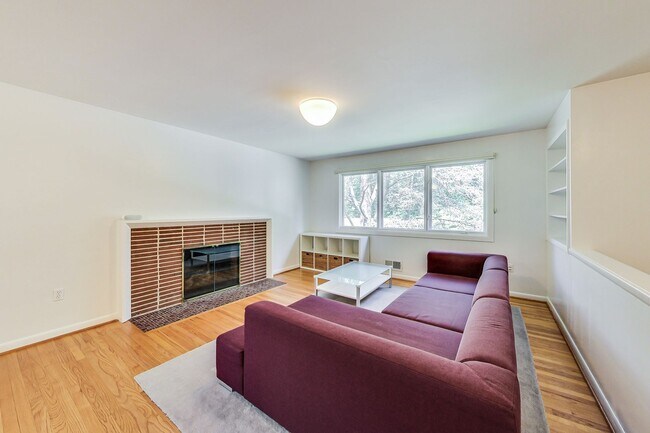 Building Photo - 3 bedroom/2 bath Light Filled Home Located in a Quiet Cul-de-Sac