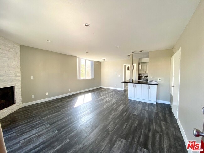 Building Photo - 1529 S Bundy Dr
