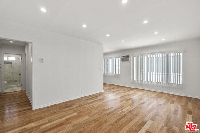 Building Photo - 923 N San Vicente Blvd