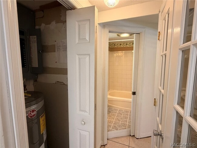 Building Photo - 28 N Davis St