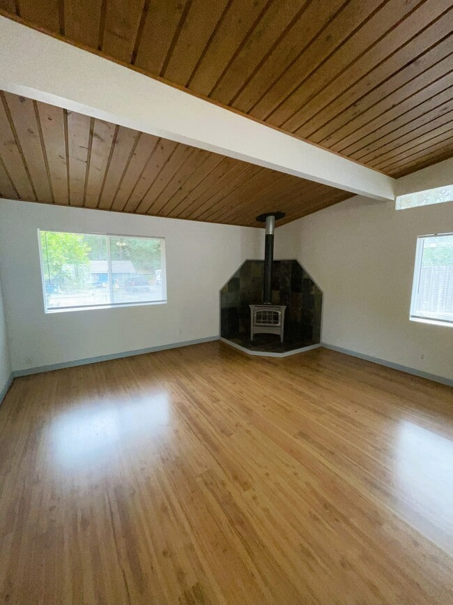 Building Photo - 3070 NW Paul Benjamin Rd