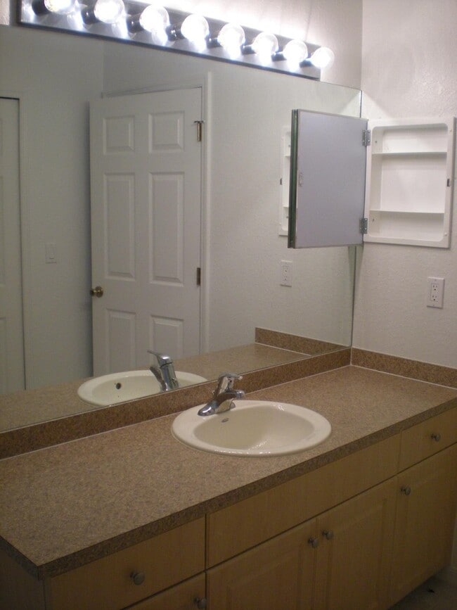 Building Photo - Freshly painted interior and BRAND NEW LVP...