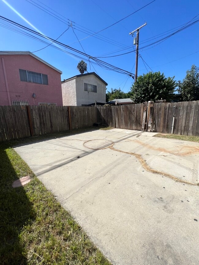 Building Photo - Two-story duplex unit