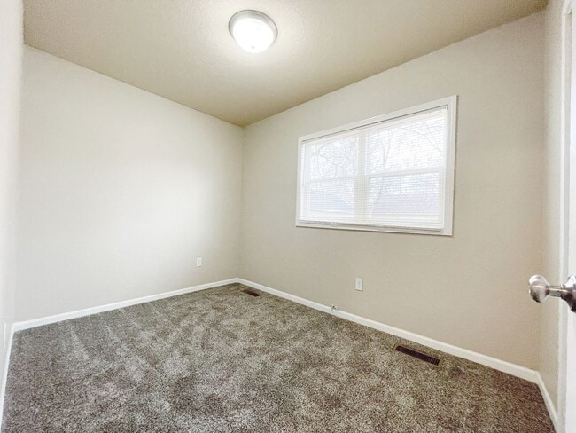 Building Photo - Quaint 3 Bedroom in NW Minot