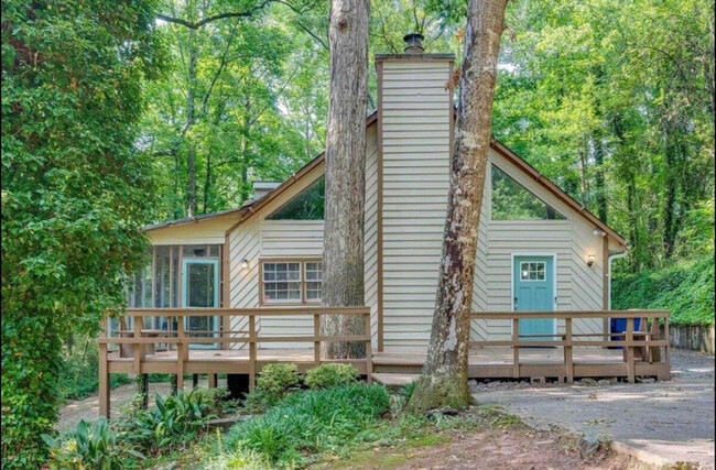 Building Photo - 790 Oak Dr