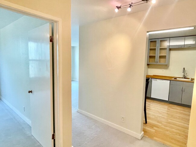 Building Photo - Light Filled, Pristine 1br/1Ba Condo w/Par...