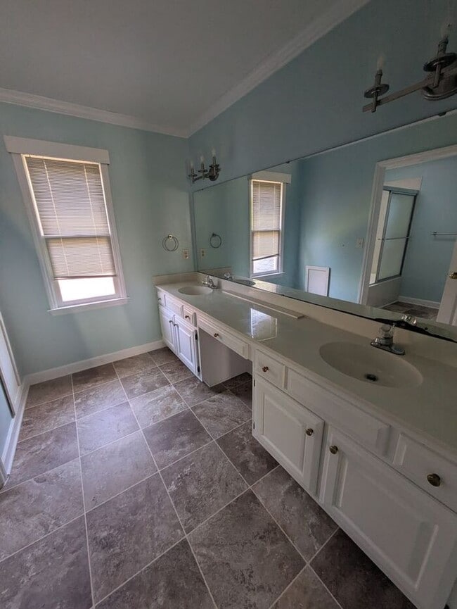 Building Photo - Four Bedroom Single Family Home in Hickory, NC!