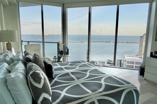 Building Photo - 1300 Brickell Bay Dr