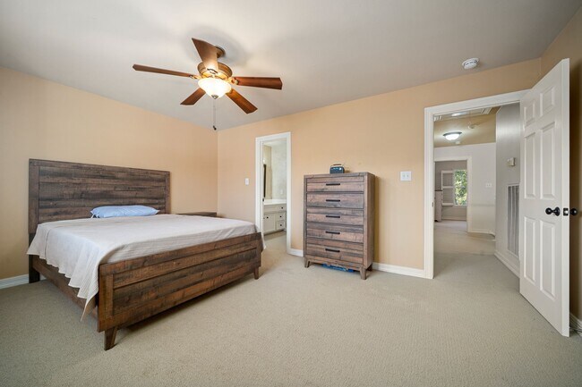 Building Photo - 5007 Cambridge St