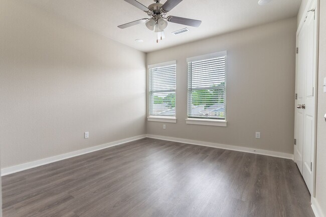 Building Photo - 2 Bedroom 2 Bathroom Home in Fayetteville, AR