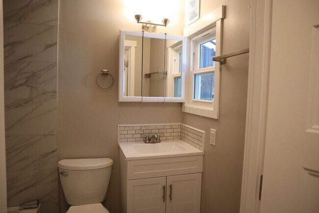 Building Photo - r1500VDuplex