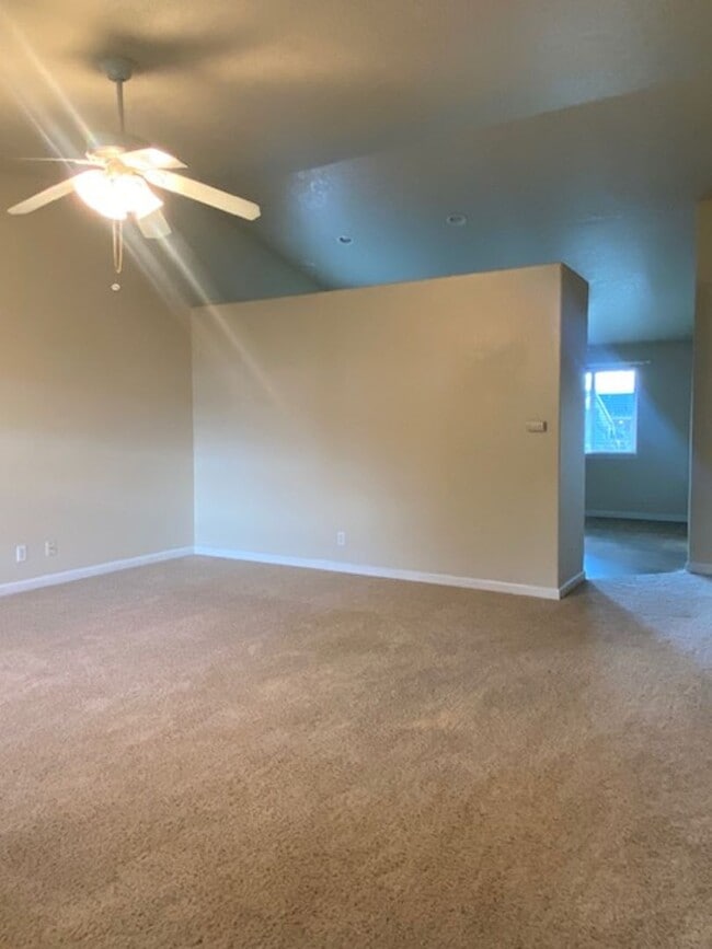 Building Photo - 3 Bedroom on Dead End Street!!