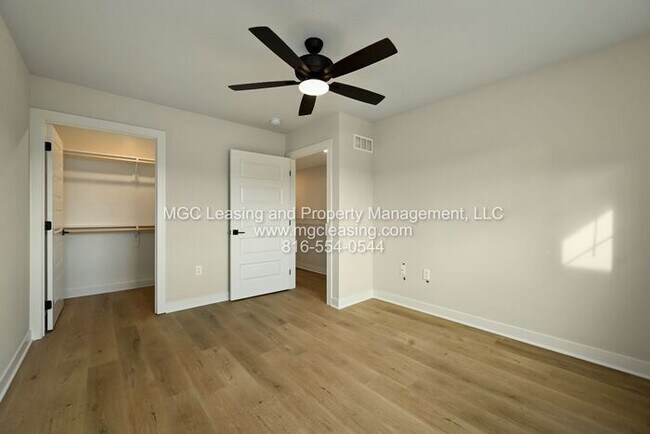 Building Photo - Oak Ridge Falls Townhomes – Modern Living in Raymore - Convenient self-guided tours are available