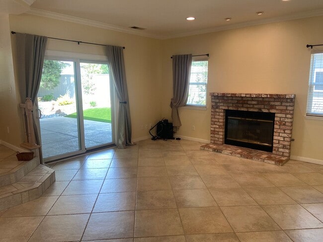 Building Photo - Pristine 4 Bedroom, 3 Bath in South Lexington