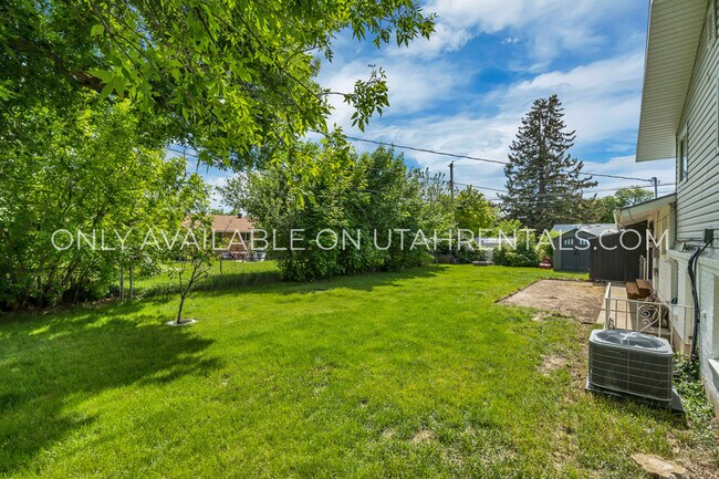 Building Photo - 786 E 350 N