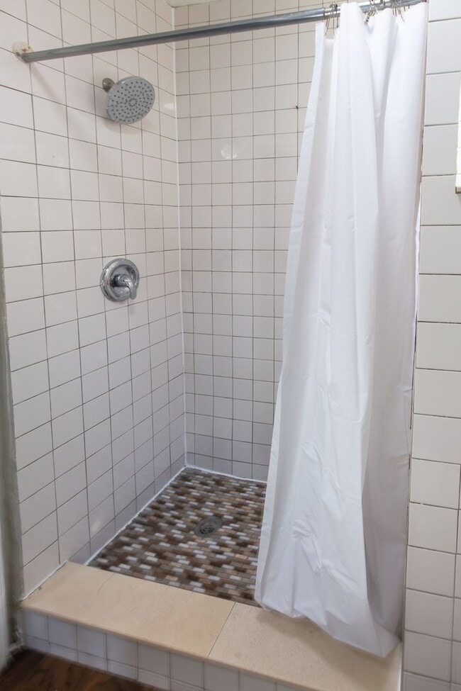 Building Photo - 3 bedroom, 1 bathroom row home located in ...
