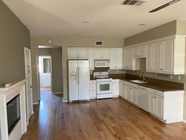 Building Photo - 3 Bed + 3.5 Bath + Bonus Room in Tustin Fi...