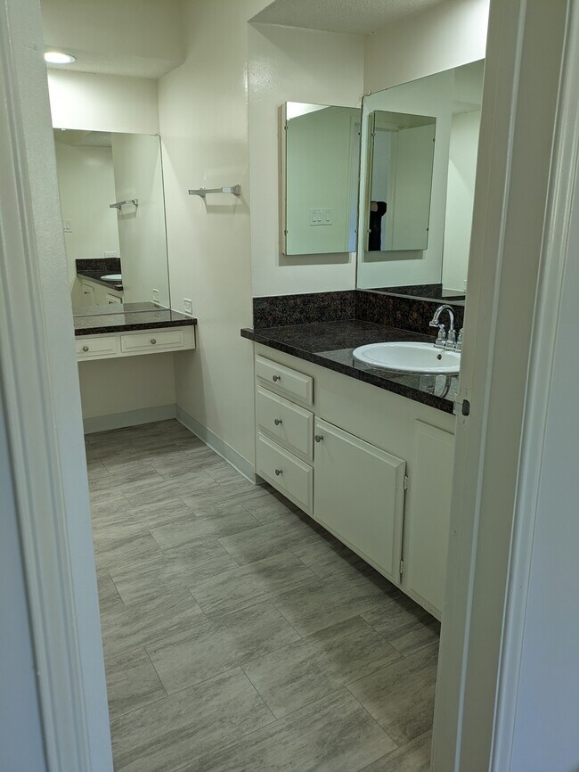 Building Photo - 17046 Burbank Blvd