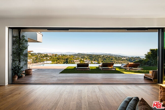 Building Photo - 1030 Somera Rd