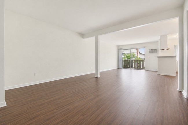 Building Photo - 7722 Reseda Blvd