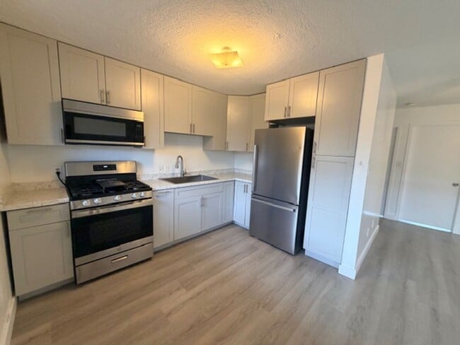 Building Photo - MOVE IN READY! 2 Bd, 1 Ba in Hillside Villa- Salt Lake