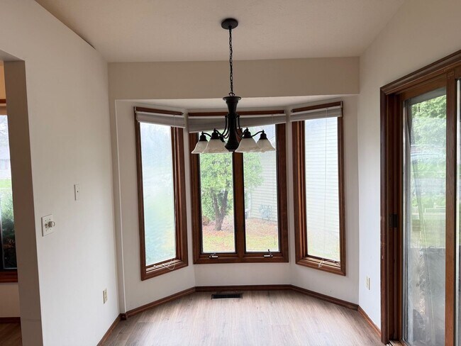 Building Photo - Recently refurbished 3 BR home in Normal