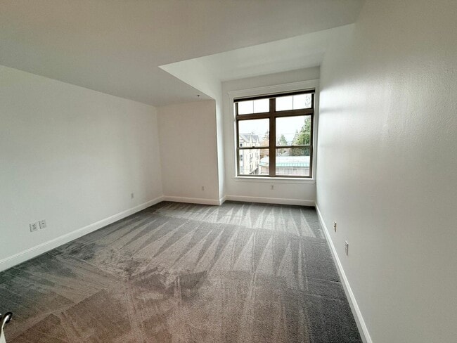 Building Photo - 2BR Condo with Private Patio Near Discovery Park – Blue Heron Community