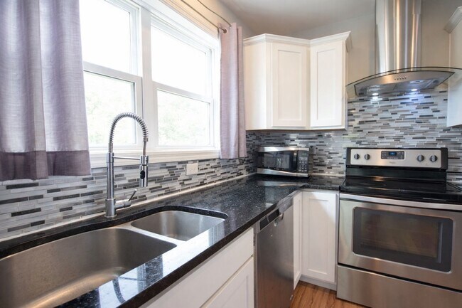 Building Photo - 605 S Aurora St