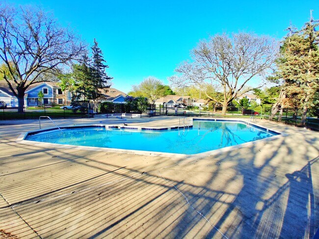 Building Photo - 220 Oak Knoll Ct