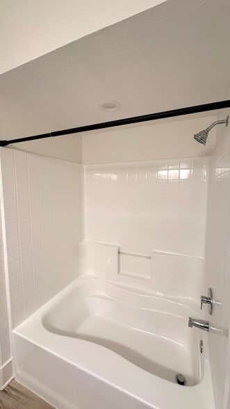 Building Photo - 911 N Orange Ave