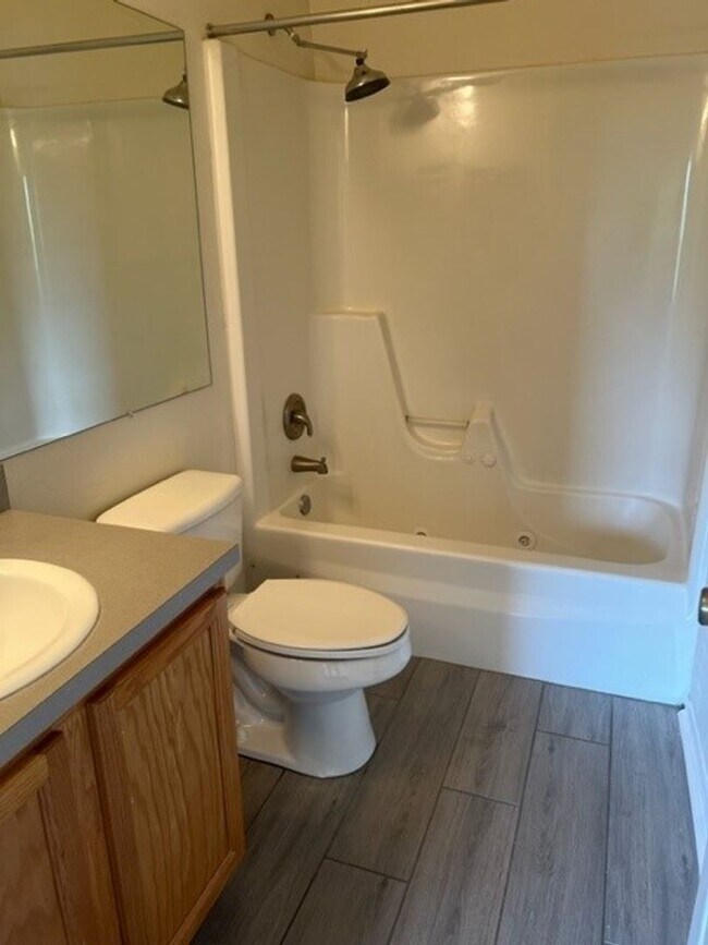 Building Photo - Spacious townhome in Kensington North