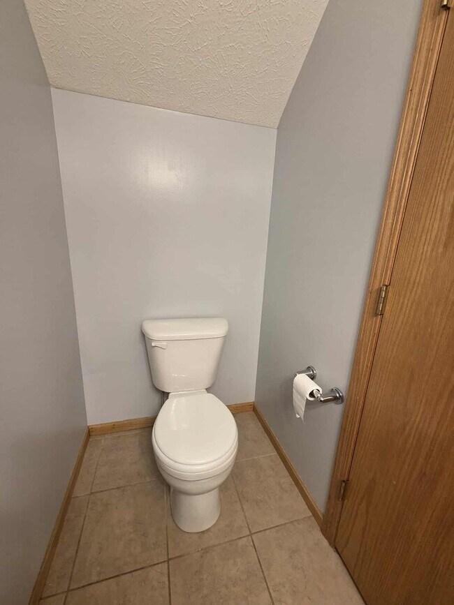 Building Photo - Spacious Town House!!