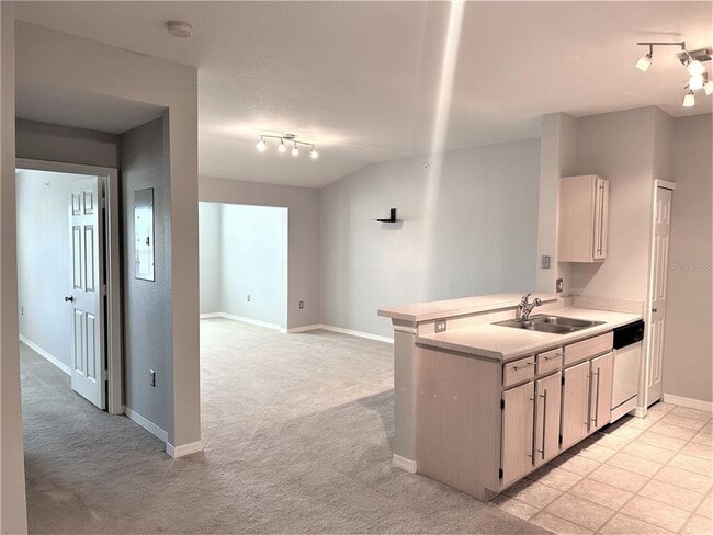 Building Photo - 5475 Vineland Rd