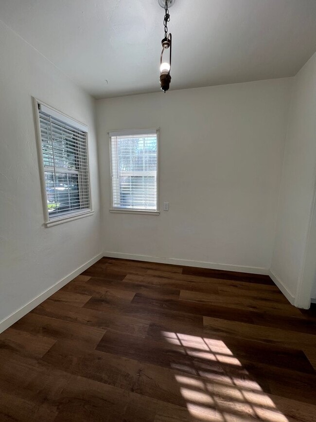 Building Photo - Modern Midtown Living! Stylish 1BD/1BA Dup...