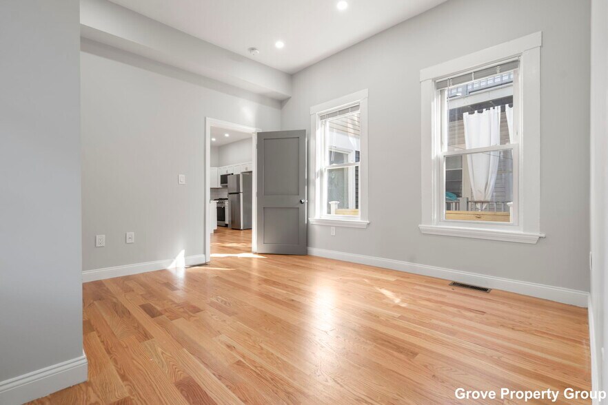 Building Photo - 531 E 5th St