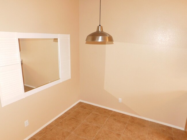 Building Photo - FURNISHED 2 Bed/2 Bath One Car Garage Upst...