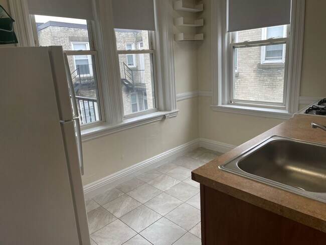 Building Photo - Brighton Near St Es Hospital and T stop 3rd  Floor Super sunny spacious 2 bed Nice Place! FREE MONTH