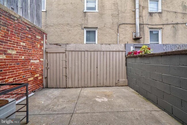 Building Photo - 233 S Highland Ave