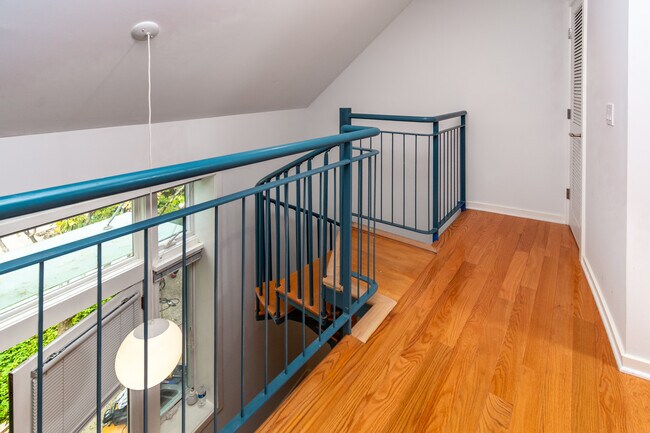 Building Photo - 36 Moore St