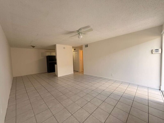 Building Photo - Large 2-1 apartment with central air