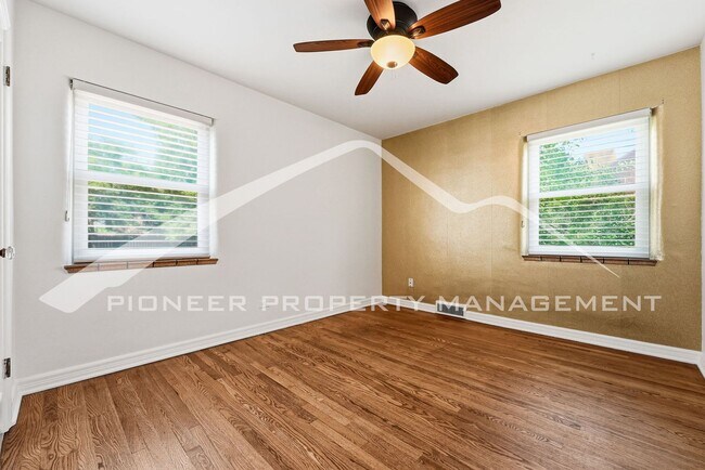 Building Photo - Stunning Home with Central AC and Fenced Yard