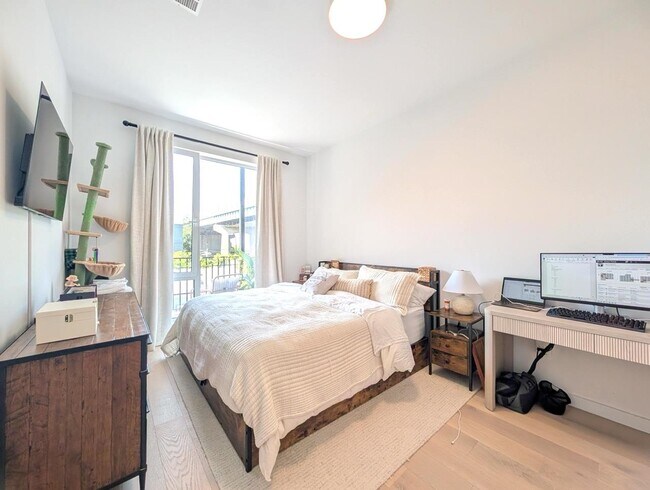Building Photo - 425 3rd St